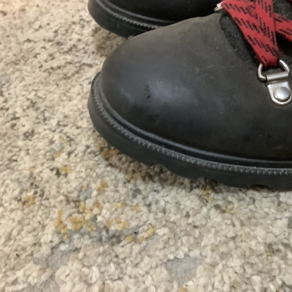 Sorel Ainsley Black Boots with Red Laces - Picture 7 of 7